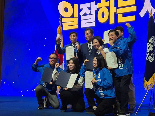 지난 7일 오전 고양 킨텍스에서 열린 더불어민주당 경기·인천·제주 공천자대회 행사를 마치고 정청래 민주당 대표와 부평시의원 후보 7명이 사진 촬영을 하고 있다. 오소영 기자