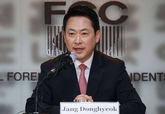 장동혁 국민의힘 대표가 8일 오후 서울 중구 프레스센터에서 열린 서울외신기자클럽 초청 간담회에서 모두발언을 하고 있다. 뉴스1