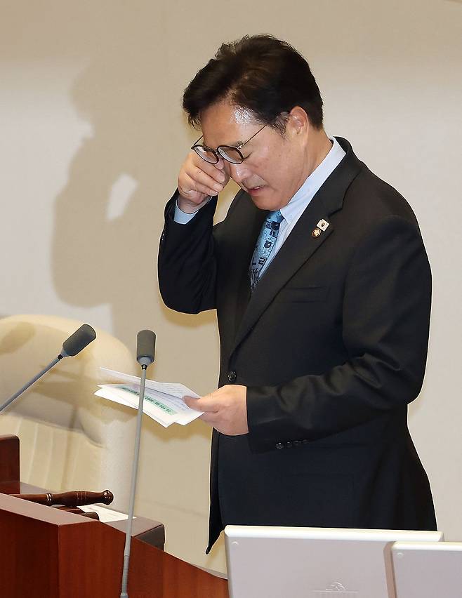 우원식 국회의장이 8일 오후 국회에서 국민의힘의 헌법 개정안 표결 불참 등에 유감을 표명하며 눈물을 훔치고 있다. [연합뉴스]