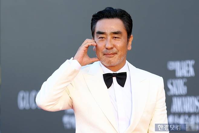 배우 류승룡이 8일 오후 서울 삼성동 코엑스에서 열린 '제62회 백상예술대상' 레드카펫 행사에 참석해 발걸음을 옮기고 있다. / 변성현 한경닷컴 기자 byun84@hankyung.com