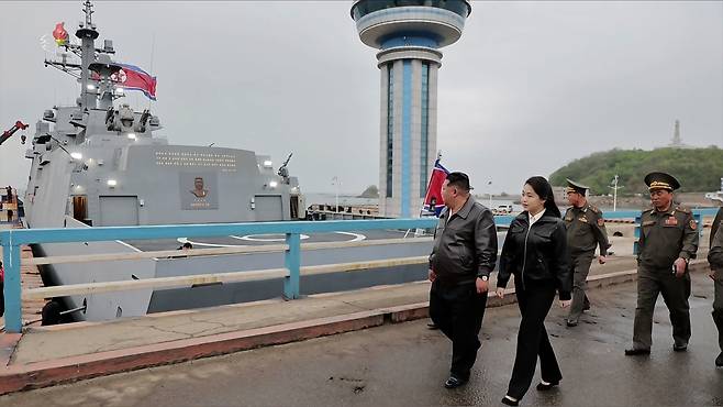 김정은 북한 국무위원장이 지난달 7일 딸 주애와 걷고 있다. 김 위원장은 구축함 최현호를 방문해 취역을 앞두고 진행되는 함의 기동능력종합평가시험을 참관하고 오는 6월 중순 해군 인도를 명령했다고 조선중앙TV가 8일 보도했다. 연합뉴스