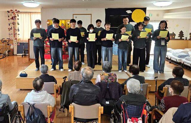 일본 단기선교 중 한 시골 마을 요양원을 방문해 어르신들 앞에서 특별 찬양을 선보이고 있는 교회 성도들. 교회 제공