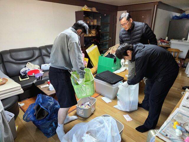 국내 거주하는 다문화 가정을 찾아 청소 봉사를 하는 주목사와 성도들. 교회 제공