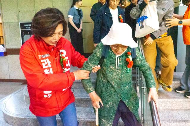 국민의힘 신계용 과천시장 예비후보가 어르신을 부축하고 있다. 신계용 후보 선거 사무소 제공