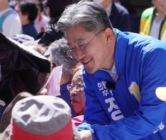 정순욱 더불어민주당 의왕시장 예비후보가 시민들과 인사하고 있다. 정순욱 예비후보 선거사무소 제공