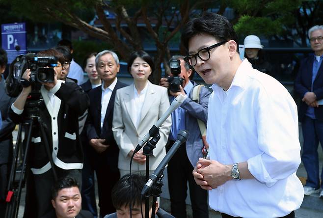 한동훈 무소속 부산 북갑 국회의원 보궐선거 예비후보가 지난 4일 오후 부산 구포동 북구선거관리위원회에 예비후보 등록을 마친 뒤 기자들 질문에 답하고 있다. [연합뉴스]