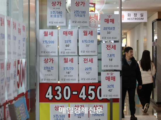 서울 송파구 헬리오시티 단지 내 상가 부동산에 전세를 구하는 안내문이 붙어 있는 모습. (매일경제)