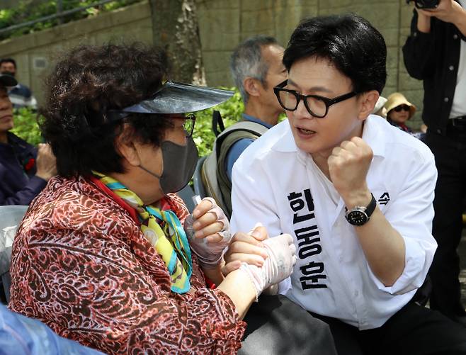 부산 북구갑 국회의원 보궐선거에 출마한 한동훈 무소속 후보가 8일 부산 북구 만덕종합사회복지관에서 열린 어버이날 경로잔치 행사에 참석해 어르신들과 인사를 나누고 있다. / 사진=뉴스1