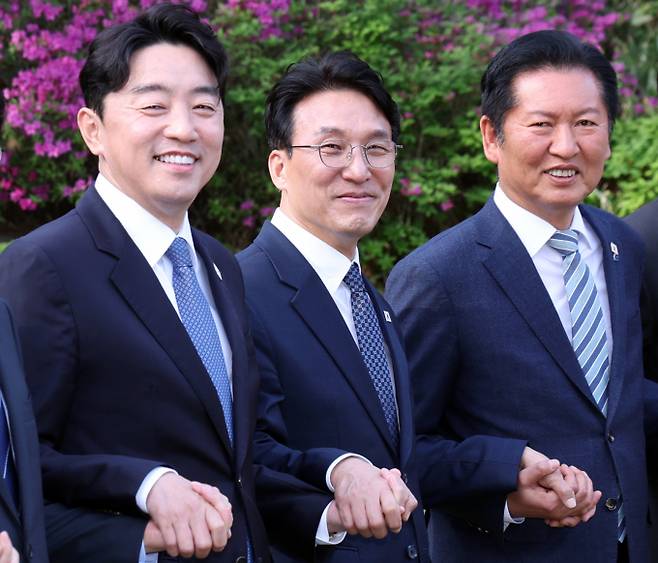 김민석 국무총리(가운데), 정청래 더불어민주당 대표(오른쪽), 강훈식 대통령실 비서실장(왼쪽)이 지난 4월22일 서울 종로구 국무총리 공관에서 열린 제8차 고위당정협의회에서 기념촬영을 하고 있다. / 사진=뉴시스
