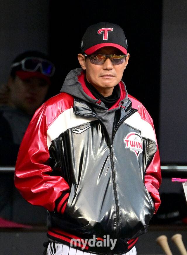 2026년 4월 30일 오후 경기도 수원KT위즈파크에서 열린 '2026 신한 SOL KBO리그' LG 트윈스와 KT 위즈의 경기. LG 염경엽 감독이 지켜보고 있다./마이데일리