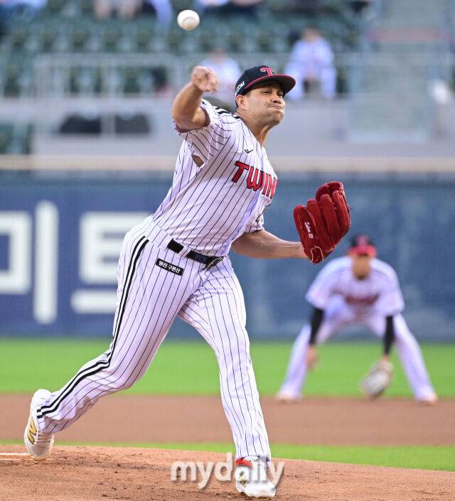 2026년 4월 16일 오후 서울 잠실구장에서 열린 '2026 신한 SOL KBO리그' 롯데 자이언츠와 LG 트윈스의 경기. LG 선발투수 치리노스가 역투하고 있다./마이데일리
