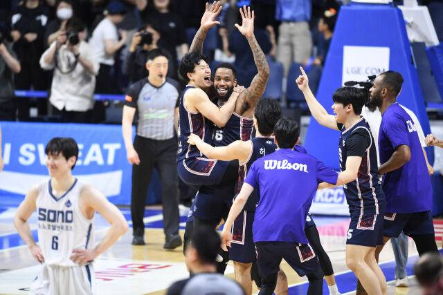 허웅과 숀롱이 5월 9일 챔프전 3차전 승리 후 환호하고 있다./KBL 제공