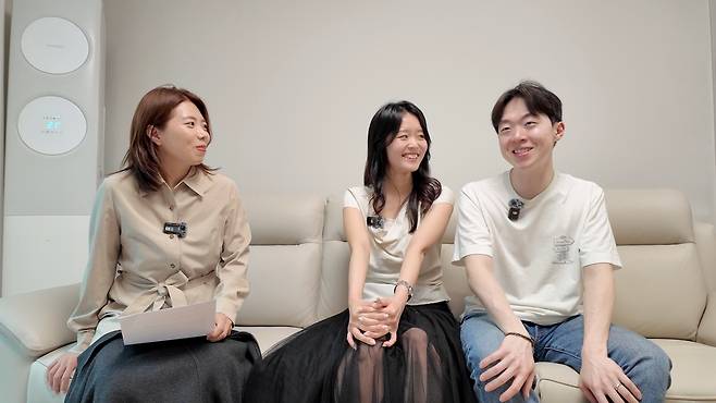 27일 헤럴드경제가 서울시 미리내집(장기전세주택2)을 통해 잠실래미안아이파크에 입주한 이상욱·고민지 부부를 인터뷰하고 있다. [김율PD]
