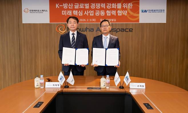 손재일 한화에어로스페이스 대표이사와 차재병 한국항공우주산업(KAI) 대표이사가 지난 2월 5일 서울 중구 한화빌딩에서 K-방산 글로벌 경쟁력 강화를 위한 미래 핵심 사업 공동 협력 협약을 체결한 후 기념 촬영하고 있다. [한화에어로스페이스 제공]