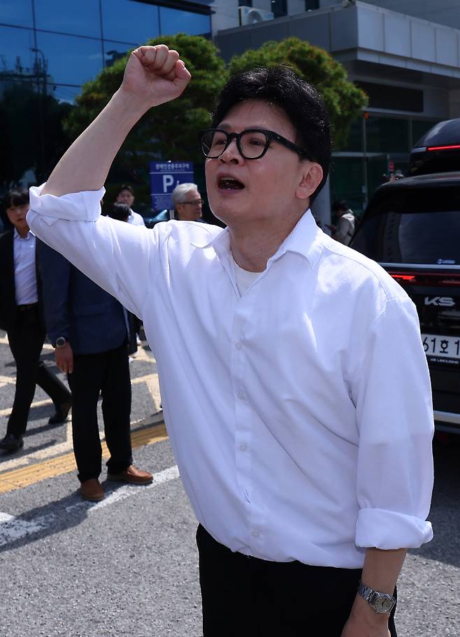 무소속 한동훈 부산 북갑 국회의원 보궐선거 예비후보가 4일 오후 부산 구포동 북구선거관리위원회에 예비후보 등록을 마친 뒤 지지자들에게 인사하고 있다. 연합뉴스