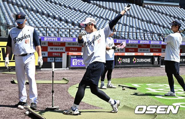 [OSEN=대전, 조은정 기자]9일 오후 대전 한화생명볼파크에서 2026 신한 SOL KBO리그 한화 이글스와 LG 트윈스의 경기가 열린다.이날 한화는 왕옌청을 LG는 치리노스를 선발로 내세웠다.한화 이원석이 타격 훈련을 하고 있다. 2026.05.09 /cej@osen.co.kr