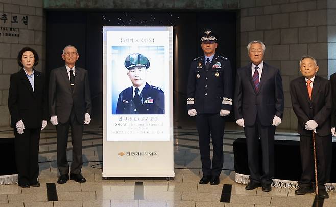 지난 7일 서울 용산 전쟁기념관에서 열린 ‘5월의 호국 인물’ 김신 장군(영정 사진) 현양 행사 참석자들이 기념 촬영을 하고 있다. 왼쪽부터 김미 백범김구기념관장, 김두만 전 공군참모총장, 박기완 공군참모차장(중장), 김양 전 국가보훈처장, 박유철 백범김구선생기념사업협회장. 전쟁기념사업회 제공