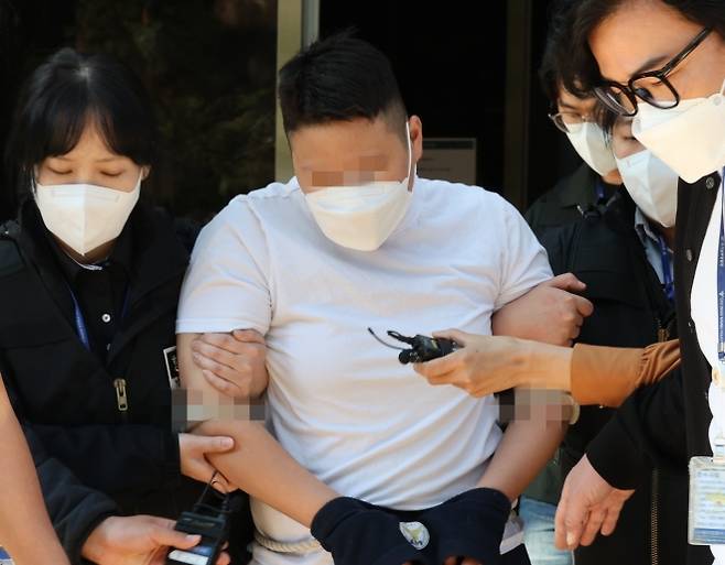 약물을 탄 술로 직원의 남편을 살해하려 한 혐의를 받는 태권도장 관장 20대 여성 A씨가 9일 오후 구속 전 피의자 심문(영장실질심사)이 끝난 뒤 인천지법 부천지원을 나서고 있다. 2026.5.9 연합뉴스