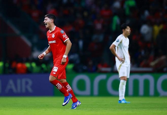 CONCACAF 챔피언스 컵 - 준결승 - 2차전 - 톨루카 v 로스앤젤레스 FC - 에스타디오 네메시오 디에즈, 톨루카, 멕시코 - 2026년 5월 7일 톨루카의 에베라르도 델 빌라르가 로스앤젤레스 FC의 손흥민이 낙담한 표정을 짓자 두 번째 골을 넣은 것을 축하합니다. 로이터연합뉴스