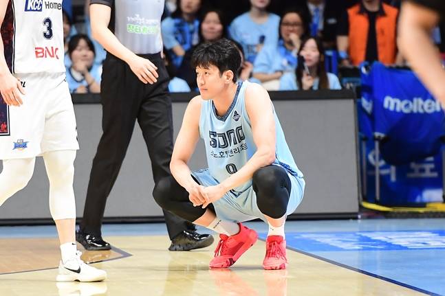 고양 소노 정희재가 부산KCC와 경기 중 쪼그려앉아 있다. /사진=KBL 제공
