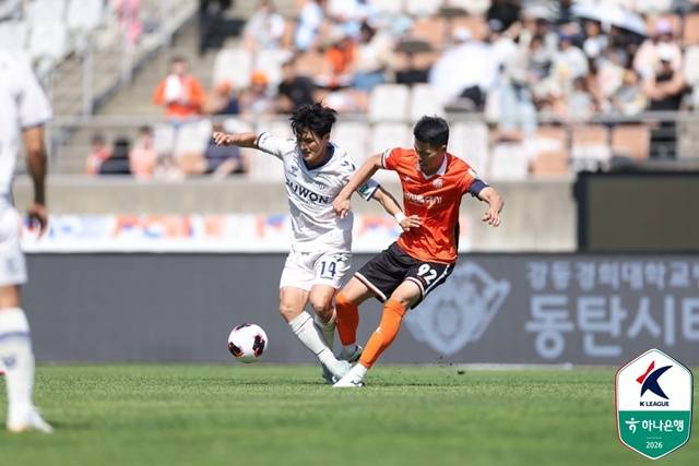 경기에 집중하는 수원FC 구본철(왼쪽). /사진=한국프로축구연맹 제공