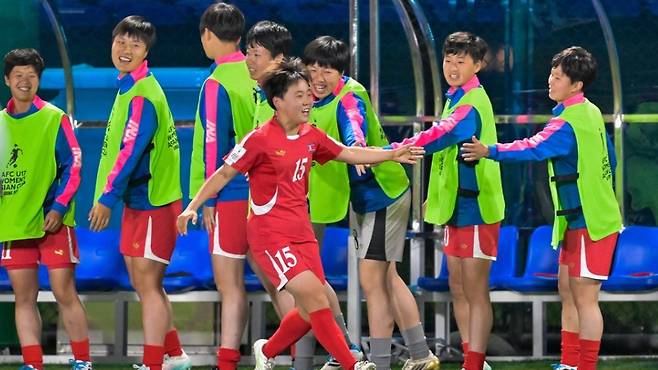 북한에 완패한 대한민국 17세 이하(U-17) 여자축구 국가대표팀이 8강에서 21득점 무실점이라는 압도적인 성적을 거둔 일본과 맞붙게 됐다. 한국은 8일 중국 쑤저우의 쑤저우타이후풋볼스포츠센터에서 열린 2026 아시아축구연맹(AFC) U-17 여자 아시안컵 조별리그 C조 최종전에서 북한에 0-3으로 패하며 조 2위로 밀려났다. 이미 조별리그 1, 2차전에서 승리를 거두며 8강 토너먼트 진출권은 확보한 상태였으나, 이날 패배로 조 1위 자리를 북한에 내주면서 대진상 가장 까다로운 상대인 일본을 8강에서 만나는 험난한 대진표를 받아들게 됐다. AFC