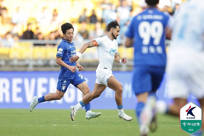 이정효 감독이 이끄는 수원삼성은 9일 수원월드컵경기장에서 열린 대구FC와의 하나은행 K리그2 2026 11라운드 홈 경기에서 0-0 무승부를 거뒀다. 이날 무승부로 수원은 지난 수원FC전 1-3 패배에 이어 2경기 연속 무승을 기록하면서 승점 23(7승2무2패)을 쌓아 2위 자리를 유지했지만 한 경기 덜 치른 선두 부산 아이파크(승점 25)와의 승점 차를 크게 좁히는데 실패했다. 반면 대구는 최성용 감독 부임 후 지난 경남FC와의 10라운드에서 2-0 승리를 거두며 5경기 무승 탈출에 성공하더니 수원전 0-0 무승부로 2경기 연속 무실점을 기록했다. 한국프로축구연맹 제공