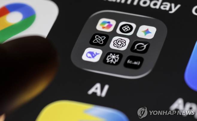 인공지능(AI) 앱 딥시크, 챗GPT, 제미나이의 아이콘을 보여주는 휴대폰 디스플레이 [EPA 연합뉴스 자료사진]