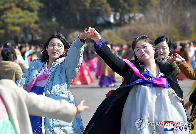 3월8일 '국제부녀절' 기념 북한 여맹원 무도회 (평양 조선중앙통신=연합뉴스) 북한은 지난 3월 8일 평양 개선문광장에서 3·8 국제부녀절 116주년 기념 여맹 일군들과 여맹원들의 무도회를 진행했다고 조선중앙통신이 9일 보도했다. 2026.3.9 
    [국내에서만 사용가능. 재배포 금지. For Use Only in the Republic of Korea. No Redistribution] nkphoto@yna.co.kr