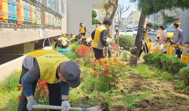 아파트 가꾸는 경로당 회원들 [홍신자씨 제공. 재판매 및 DB 금지]