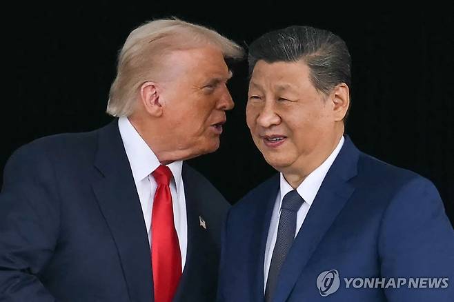 도널드 트럼프 미국 대통령과 시진핑 중국 국가주석 도널드 트럼프 미국 대통령과 시진핑 중국 국가주석이 2025년 10월 30일 부산 김해국제공항 공군기지에서 열린 미중 정상회담에서 대화하고 있다. [AFP 연합뉴스 자료사진. 재판매 및 DB 금지]