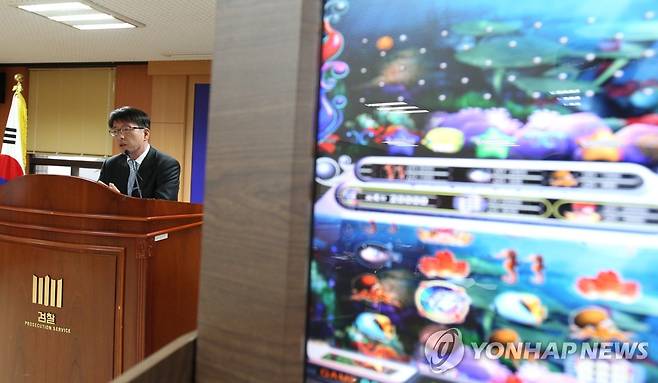 수원지검, 조폭낀 '바다이야기' 유통조직 적발 발표 (수원=연합뉴스) 신영근 기자 = 수원지검 강력부 윤재필 부장검사가 불법 사행성 오락기인 '바다이야기'를 제조, 판매하고 폐업 공장 등지에서 불법 오락영업을 벌여온 조폭이 포함된 일당 30명 적발 사실을 발표하고 있다. 2010.12.12
    drops@yna.co.kr