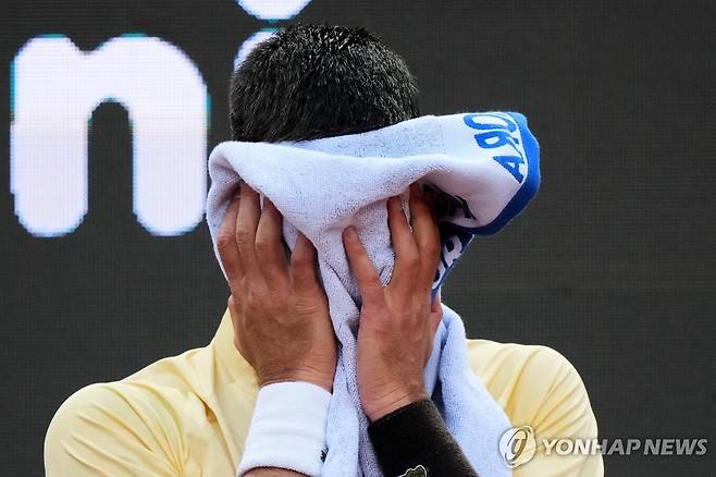 얼굴 닦는 조코비치 [AP=연합뉴스]