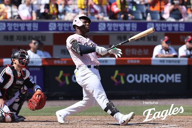 동점 투런 홈런 터뜨린 한화 페라자 [한화 이글스 제공. 재판매 및 DB 금지]