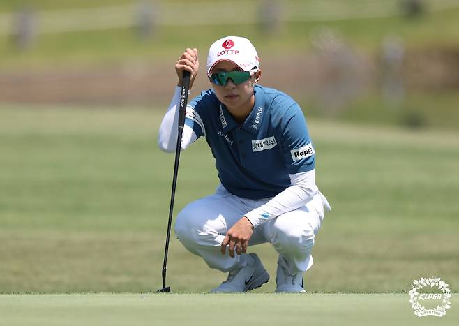 그린을 살피는 김효주  [KLPGA 제공. 재배포 및 DB 금지]
