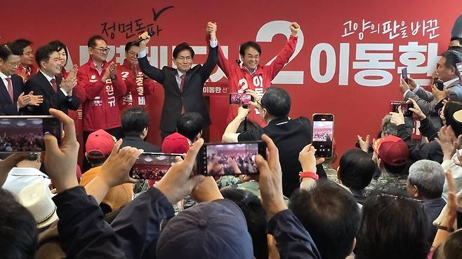 지난 9일 오전 11시께 고양시 덕양구 화정역 인근 한빛하이존 3층에서 국민의힘 이동환 고양시장 후보의 '선거사무소 108캠프' 개소식이 열린 가운데 명예선대위원장에 위촉된 김문수 전 대선후보가 이 후보의 필승을 외치며 지지층 결집을호소하고 있다. 사진 = 조병국 기자/chobk@kihoilbo.co.kr
