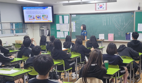 김포교육지원청 교육활동보호지원단과 학교전담경찰관(SPO)이 함께하는 교육활동 침해 예방교육 모습. <경기김포교육지원청 제공>