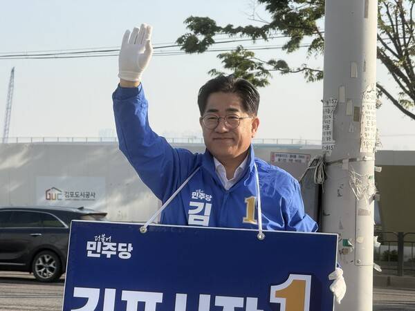 풍무역에서 출근 유세 중인 더불어민주당 이기형 김포시장 후보. <이기형 캠프 제공>
