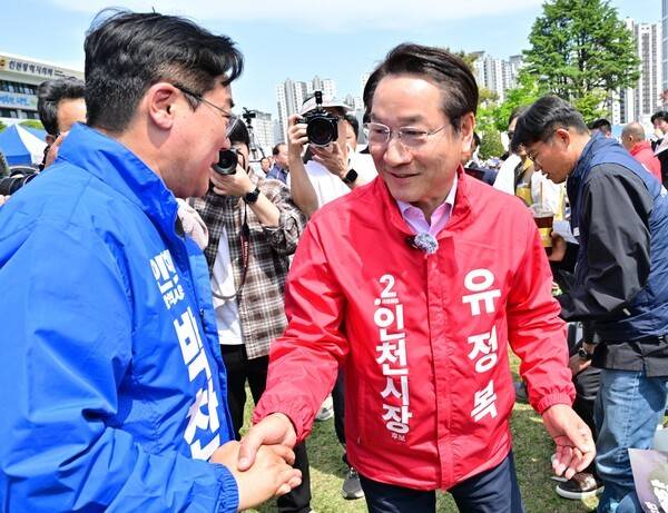 10일 인천시청 앞에서 열린 인천공항 통합·공공기관 이전 반대 인천시민 총궐기대회에 참석한 박찬대 더불어민주당과 유정복 국민의힘 인천시장 후보가 인사를 나누고 있다. 이진우 기자 ljw@kihoilbo.co.kr