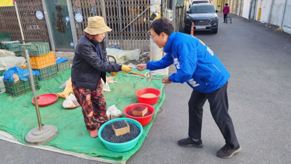 장관호 예비후보가 순천 웃장에서 상인들을 만나 인사를 나누고 있다. 장관호 예비후보 측 제공