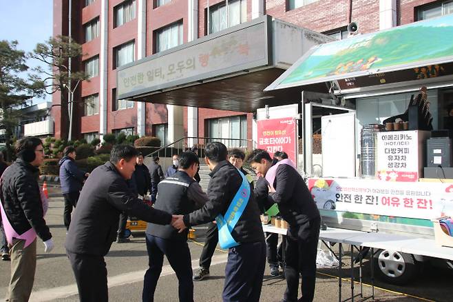 금호타이어는 대형 화재 히우 임직원들의 헌신과 협력을 바탕으로 위기를 돌파했다. 사진은 '회복과 소통'을 위해 진행된 '안전 한 잔, 여유 한 잔' 캠페인을 진행하는 모습. /금호타이어 제공