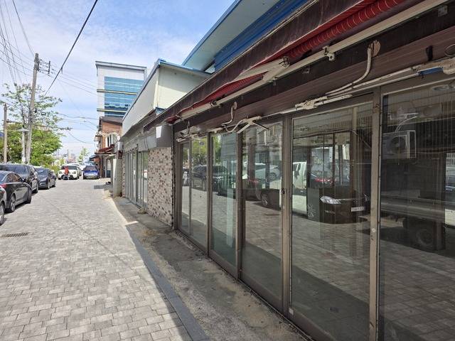 지난 7일 대낮의 전주시 덕진구 선미촌 골목은 사람 없는 폐업소들만이 가득했다. /문준혁 인턴기자