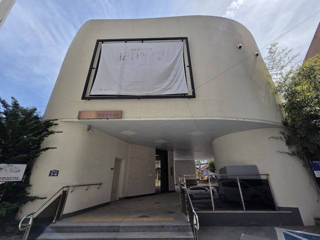 ‘뜻밖의 미술관’과 ‘새활용 센터’만이 예술마을로의 명맥을 이어가고 있다. 사진은 뜻밖의 미술관. /문준혁 인턴기자