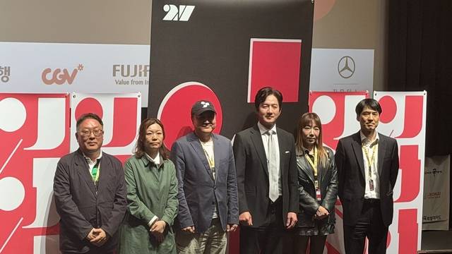 전주국제영화제 조직위원회가 지난 8일 전주디지털독립영화관에서 결산 기자회견을 열고 기념사진을 찍고있다. 전현아 기자.
