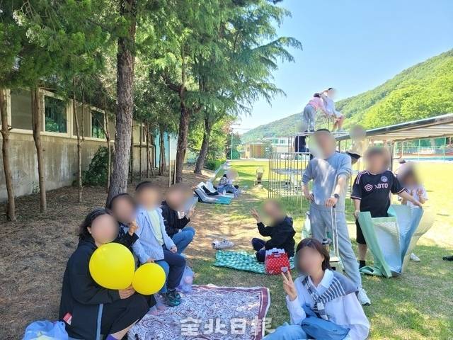 지난 10일 완주에서 개최된 입양의 날 축제에 참석한 가족들이 기념 촬영을 하고 있다. /한국입양홍보회 전북지부 제공