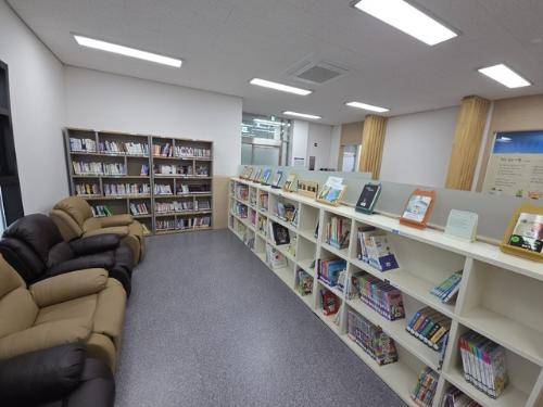 양구 국토정중앙면의 작은도서관인 ‘국토정중앙 책마루’가 새롭게 문을 열고 주민 중심 생활문화공간으로 운영에 들어간다.
