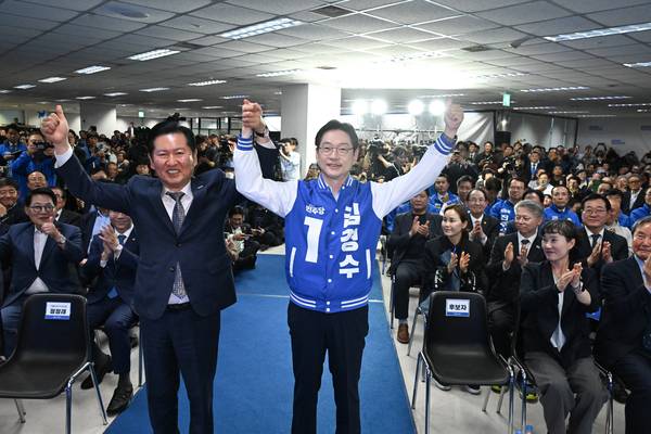 김경수 더불어민주당 경남도지사 후보 선거사무소 개소식이 지난 3일 창원시 성산구 중앙동 STX오션타워 7층 선거사무소에서 열렸다. 김경수 후보와 정청래 당대표가 손을 잡고 인사하고 있다. /김구연 기자