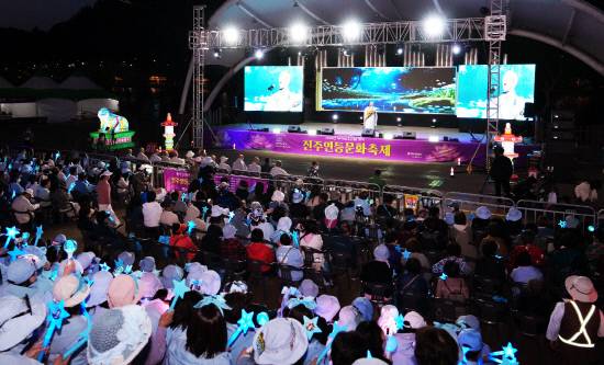 부처님 오신 날을 앞두고 남강 야외무대에서 '2026년 진주 연등 문화축제'가 개막한 가운데 진주사암연합회 등 불교계는 오는 24일 부처님 오신날까지 축제분위기를 이어나갈 계획이다.