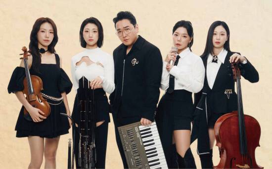 5월 모닝콘서트 출연진. 왼 쪽부터 바이올린 정다은, 생황 김소엽, 작곡 및 키보드 윤일상, 보컬 김그레, 첼로 김수현.