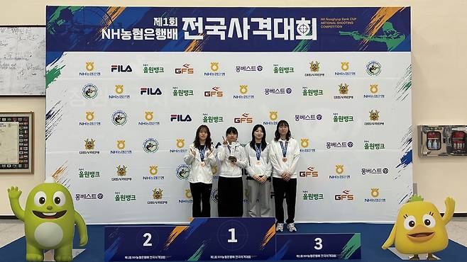경북전문대학 사격선수들이 입상대에 올라 기념촬영한 모습. /경북전문대학 제공